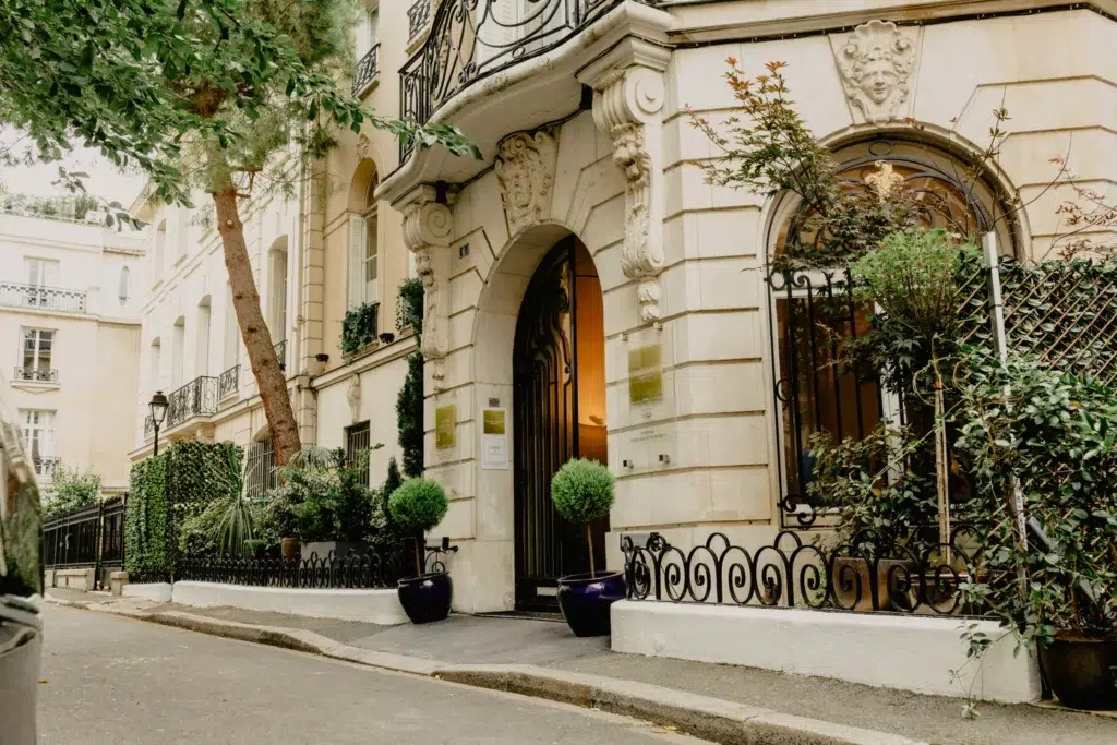 Photo de la jolie entree de La clinique Eiffel | Dr Marwen Youssef Paris